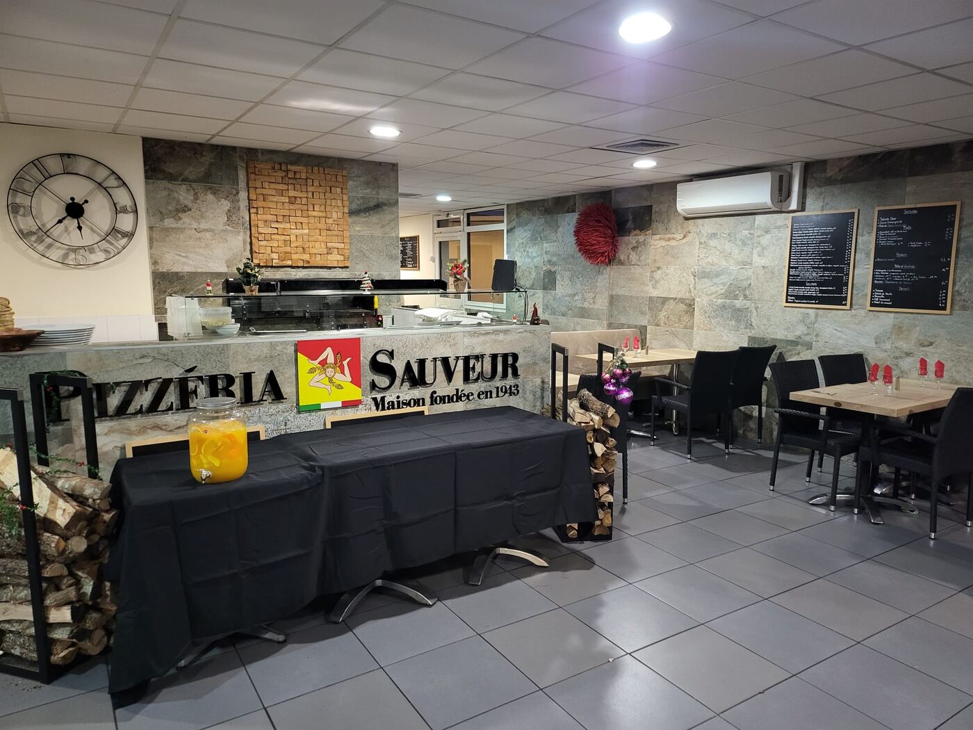 Espace salle avec tables dressées